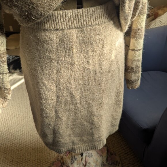 Santoria 2 piece skirt and sweater - Picture 7 of 11